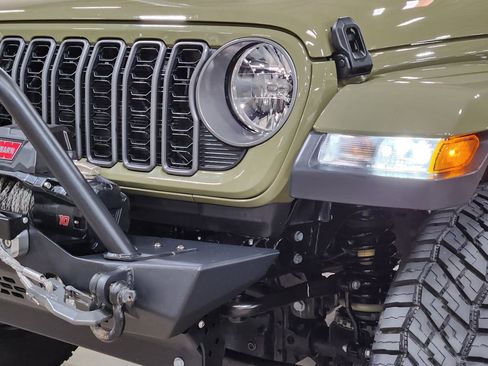 Used 2025 Jeep Gladiator Sport image 14