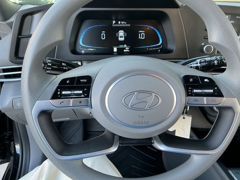 Certified 2025 Hyundai Elantra SE image 9