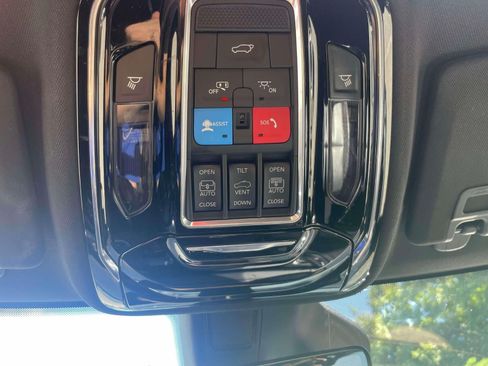 Used 2021 Jeep Grand Cherokee L Summit w/ Luxury Tech Group V AWD/4WD image 32