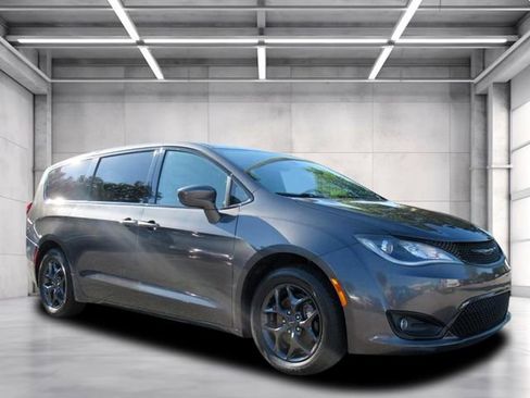 Used 2018 Chrysler Pacifica Touring Plus w/ S Appearance Package FWD image 1