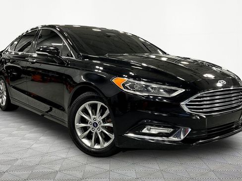 Used 2017 Ford Fusion SE w/ Fusion SE Technology Package FWD image 3