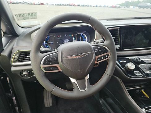 Used 2024 Chrysler Pacifica Pinnacle FWD image 3