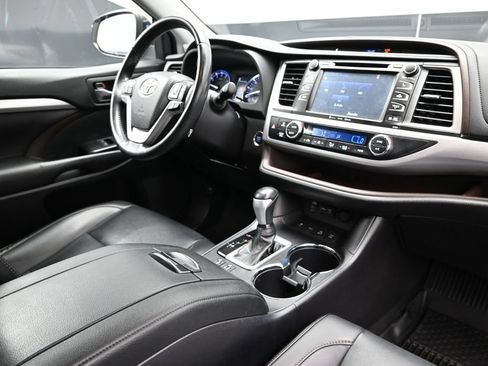 Used 2019 Toyota Highlander XLE AWD/4WD image 14