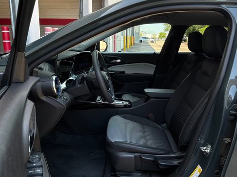 Used 2025 Chevrolet Trax LT FWD image 10