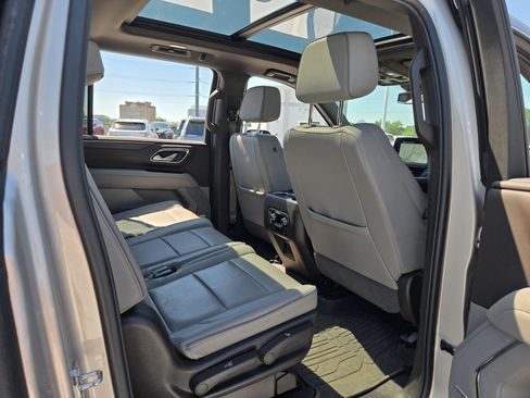 Used 2023 GMC Yukon XL SLT w/ SLT Luxury Package RWD image 19