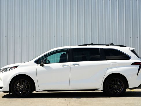 Used 2024 Toyota Sienna XSE image 9