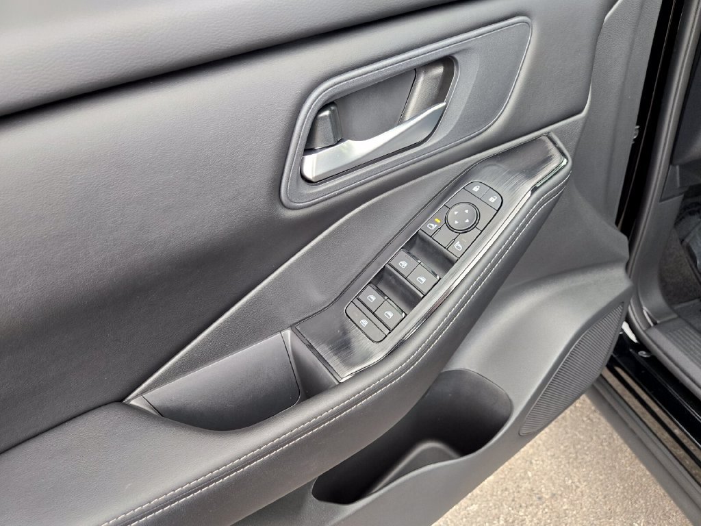 Certified 2026 Nissan Rogue SV FWD image 12