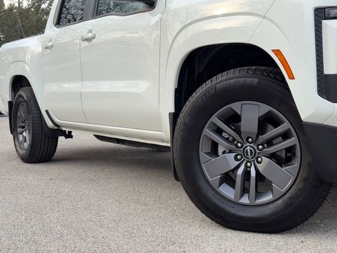 Used 2025 Nissan Frontier SV w/ SV Convenience Package image 2