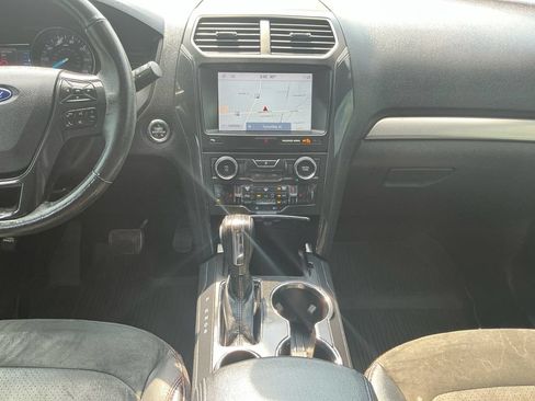 Used 2018 Ford Explorer XLT w/ Equipment Group 202A FWD image 20