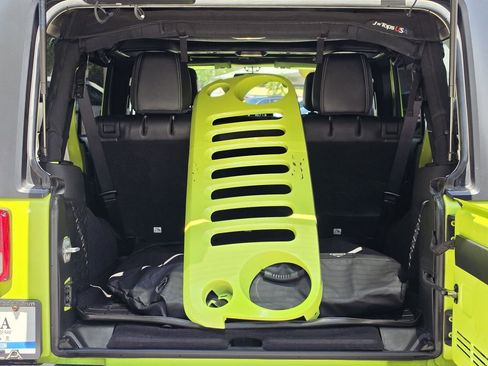 Used 2016 Jeep Wrangler Unlimited Rubicon AWD/4WD image 9
