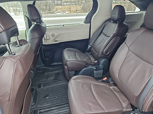 Used 2024 Toyota Sienna Platinum image 18