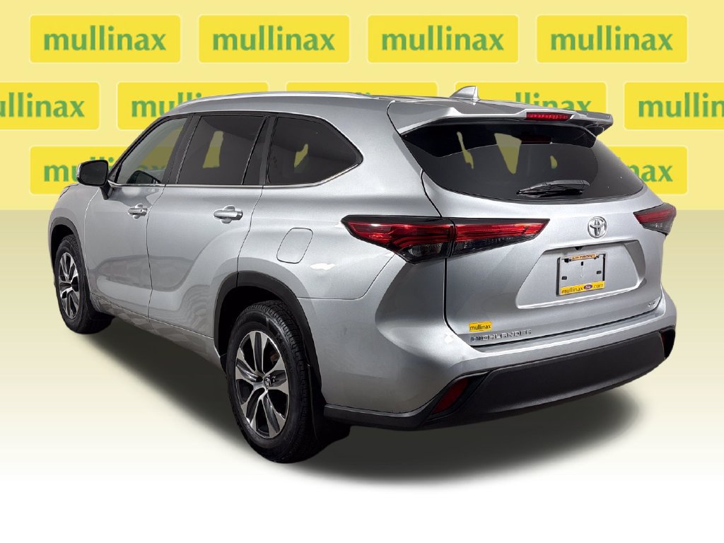Used 2023 Toyota Highlander XLE FWD image 9