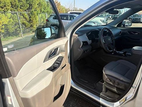 Used 2021 Chevrolet Traverse LT image 18