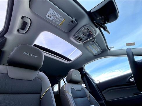 Used 2025 Chevrolet Trax ACTIV w/ Sunroof Package image 22