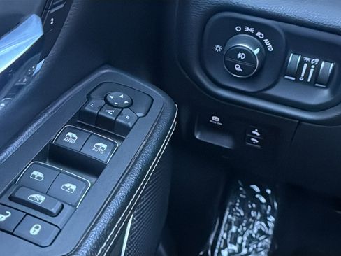 Used 2025 RAM 1500 Laramie AWD/4WD image 33