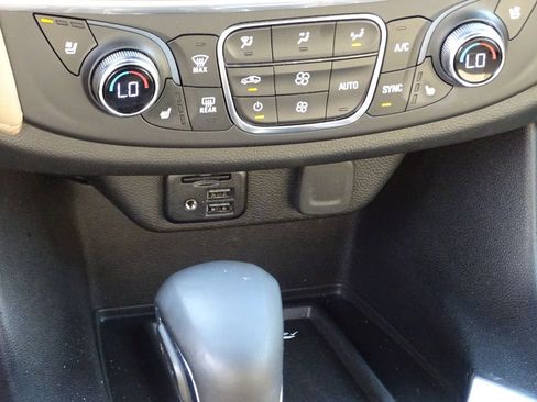 Used 2023 Chevrolet Traverse Premier image 27