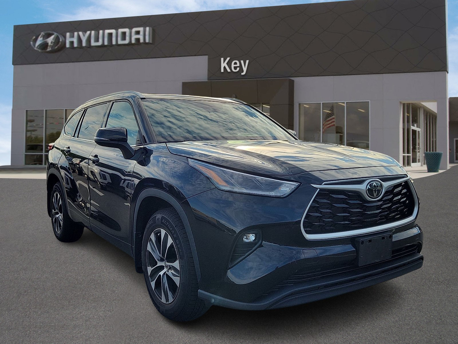 Used 2021 Toyota Highlander XLE AWD/4WD image 1