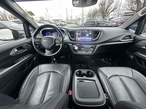 Used 2021 Chrysler Pacifica Touring-L w/ Uconnect Theater Family Group image 29