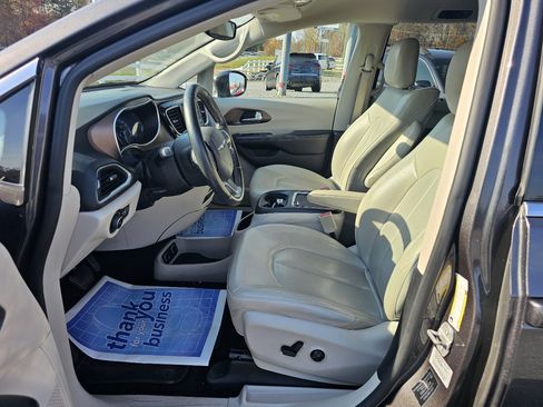 Used 2017 Chrysler Pacifica Touring-L Plus image 3