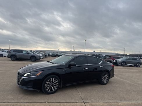 Certified 2023 Nissan Altima 2.5 SV w/ SV Premium Package image 11