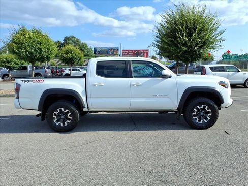 Used 2023 Toyota Tacoma TRD Off-Road w/ Technology Package AWD/4WD image 3
