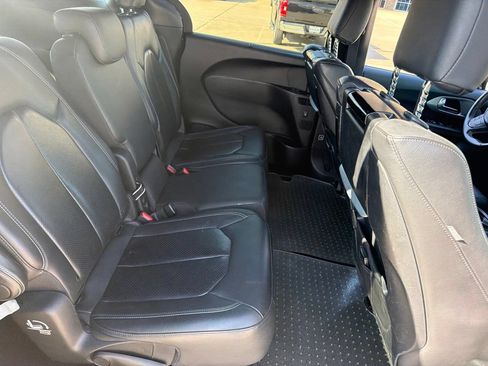 Used 2019 Chrysler Pacifica Touring-L Plus w/ Advanced Safetytec Group FWD image 17
