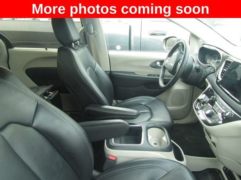 Used 2023 Chrysler Pacifica Touring-L FWD image 11