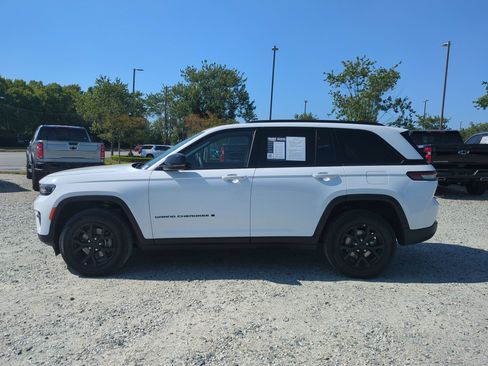 Used 2025 Jeep Grand Cherokee Altitude AWD/4WD image 7