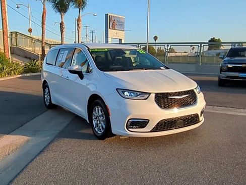Used 2023 Chrysler Pacifica Touring-L FWD image 2