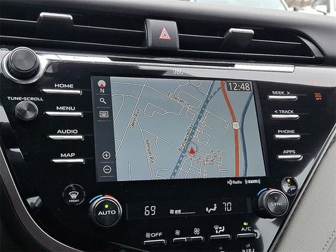 Used 2020 Toyota Camry XLE w/ Sunroof Package image 11