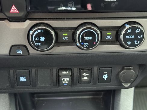 Used 2018 Toyota Tacoma TRD Sport image 12