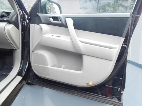 Used 2011 Toyota Highlander 4WD w/ Tech Pkg image 19