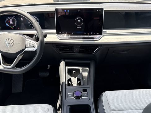 Used 2025 Volkswagen Tiguan SE FWD image 16
