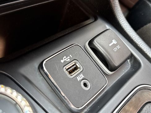 Used 2022 Jeep Cherokee Limited AWD/4WD image 42