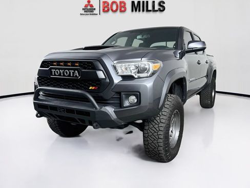 Used 2017 Toyota Tacoma TRD Sport w/ Tow Package (A/T) AWD/4WD image 3