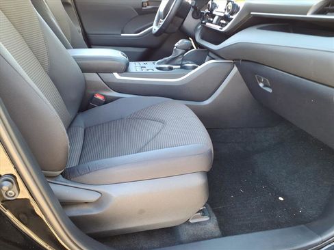 Certified 2024 Toyota Highlander LE image 8