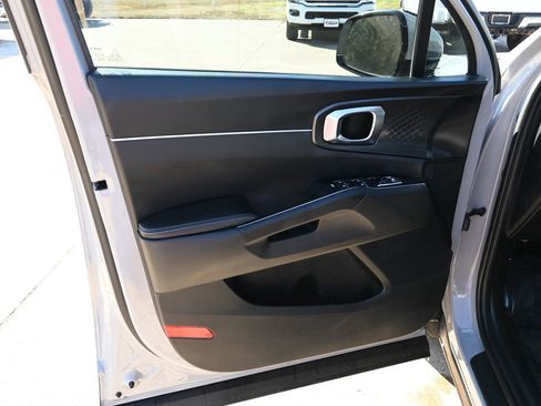 Used 2024 Kia Sorento S w/ Panoramic Sunroof Package image 8