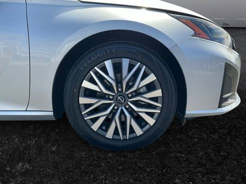 Used 2024 Nissan Altima 2.5 SV FWD image 28
