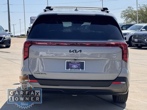 Used 2025 Kia Carnival SX w/ SX Dark Edition Package image 5