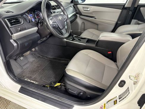 Used 2016 Toyota Camry SE w/ Moonroof Package image 10