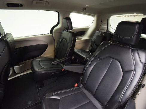 Used 2024 Chrysler Pacifica Touring-L image 21