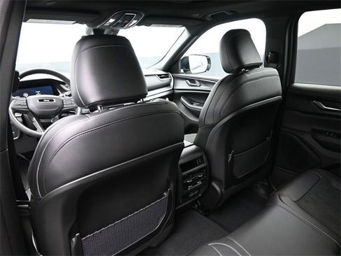 New 2025 Jeep Grand Cherokee Altitude image 16