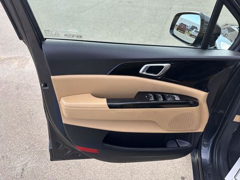 Used 2022 Kia Carnival EX image 21