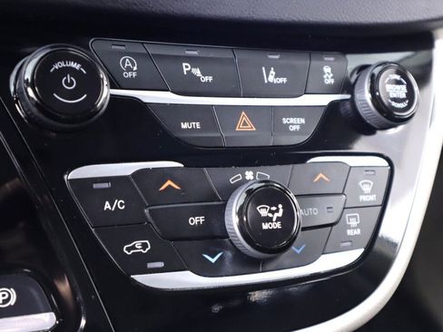 Used 2024 Chrysler Pacifica Touring-L FWD image 21