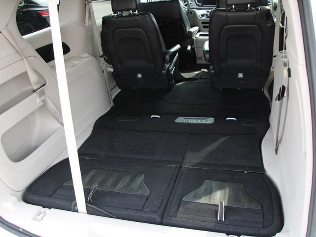 Used 2023 Chrysler Pacifica Touring-L FWD image 11