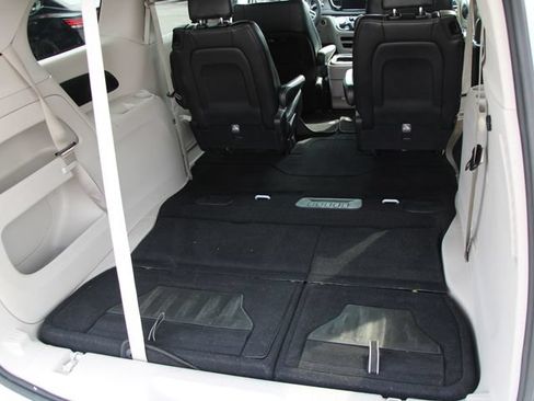Used 2023 Chrysler Pacifica Touring-L FWD image 11