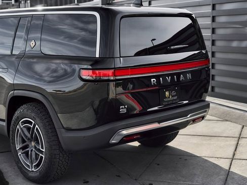 Used 2025 Rivian R1S Adventure image 9