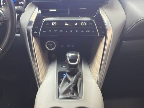 Used 2024 Toyota Venza XLE AWD/4WD image 16