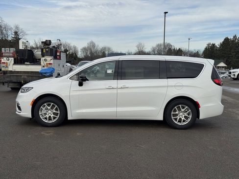 New 2026 Chrysler Pacifica Select image 6