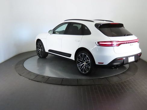 Certified 2026 Porsche Macan AWD/4WD image 3